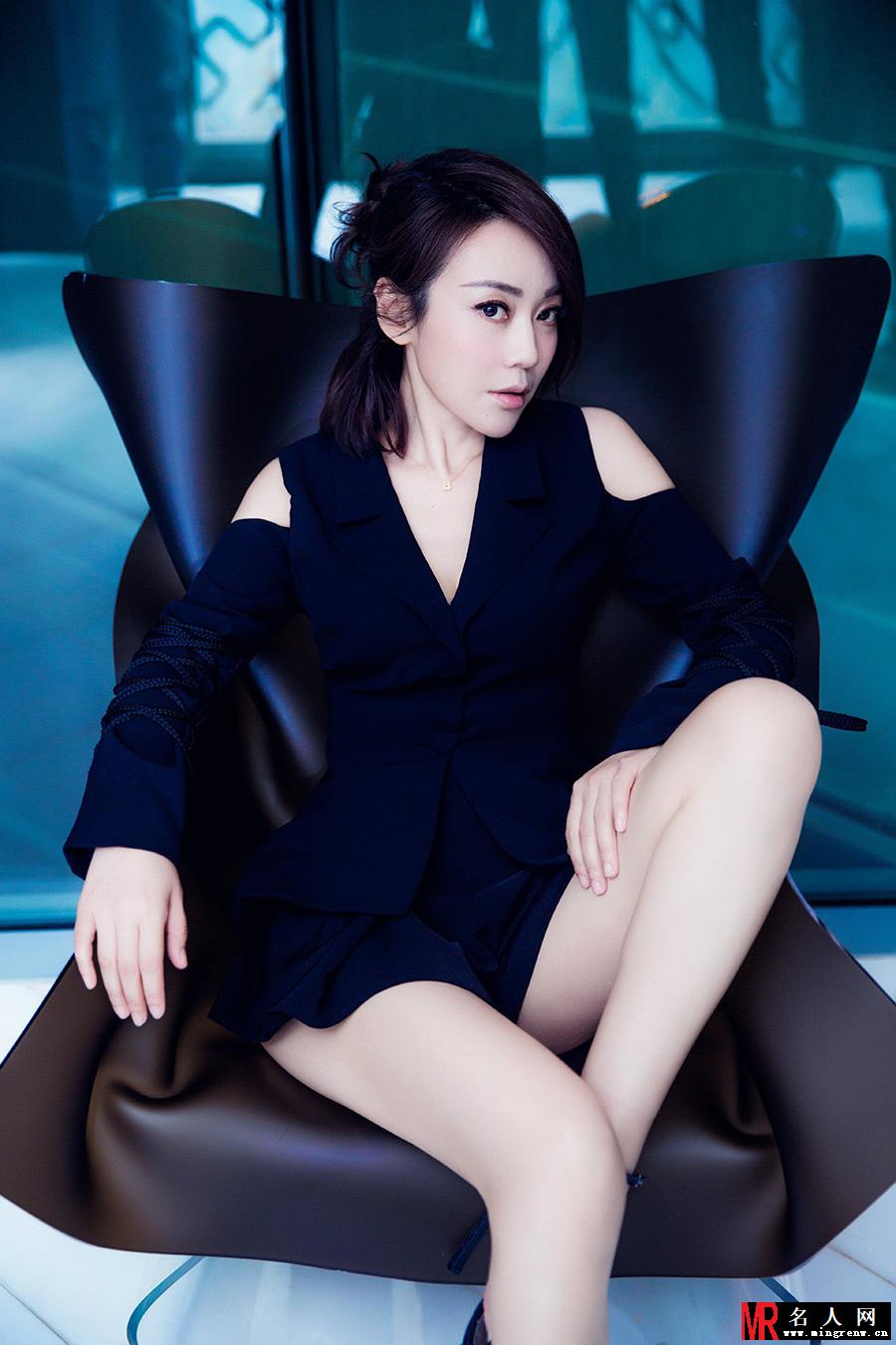 闫妮大秀美腿 美得不要不要的(1)