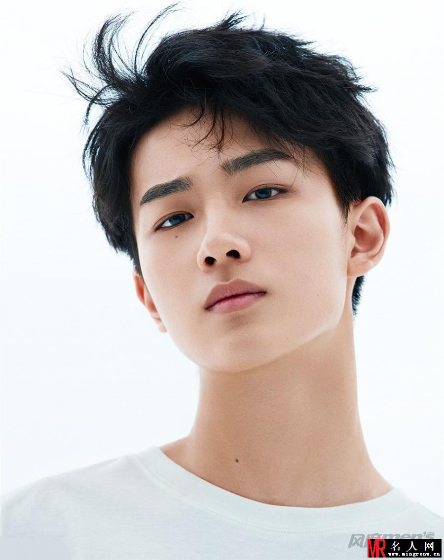 李宏毅曝新写真 举手投足间大模风范十足(1)