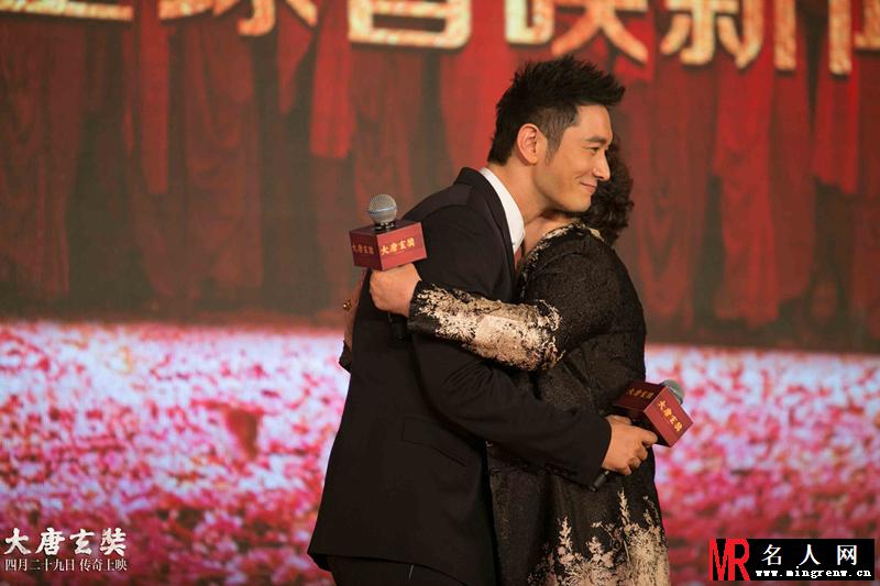 黄晓明携母登台 亮相《大唐玄奘》发布会(1)