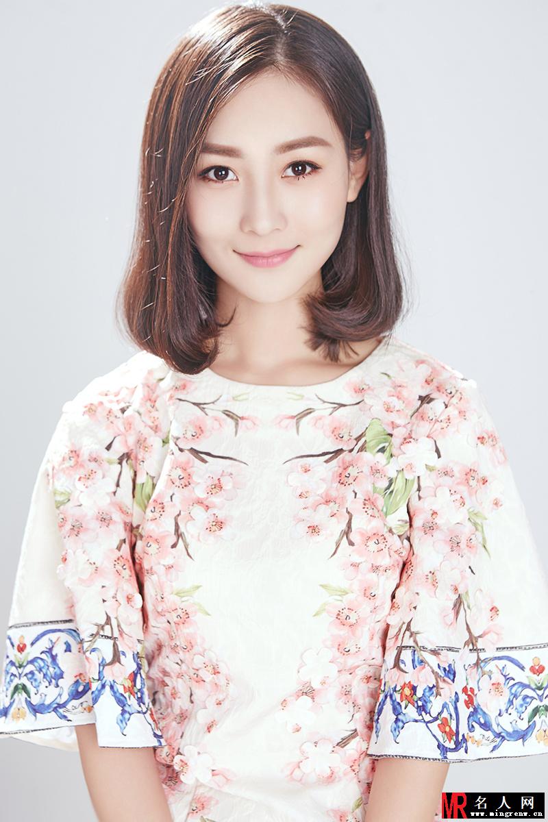 张维娜最新写真 气质温婉笑容治愈(1)