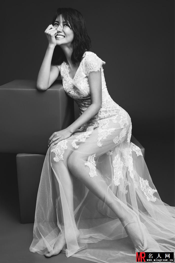 边潇潇婚纱写真 唯美长裙展露性感身姿(1)