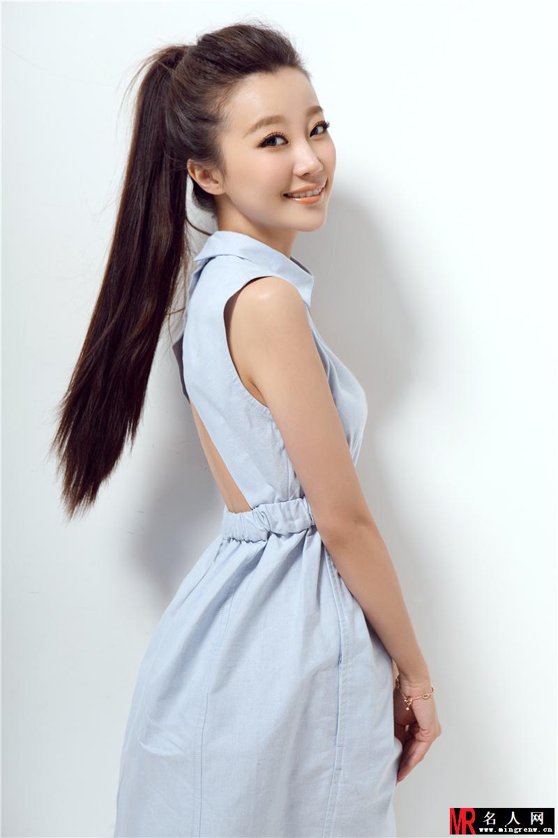 刘小倩时尚杂志主题写真 轻薄纱裙显优雅气质(1)