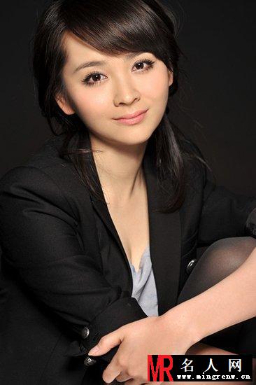 邓莎曝魅惑狂野写真 短发红唇尽显干练御姐范(1)