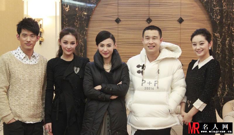 张馨予与剧组演员合照合辑 心情愉悦笑容甜美(1)