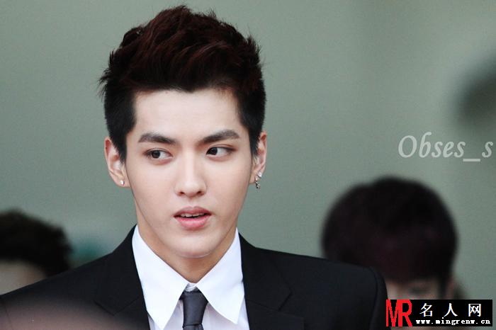 吴亦凡2013年江南观光情报中心开馆仪式西装帅气出席颜值爆表(1)