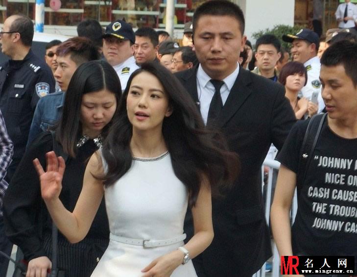 高圆圆现身活动 仙气白裙加身获众保镖贴身保护(1)