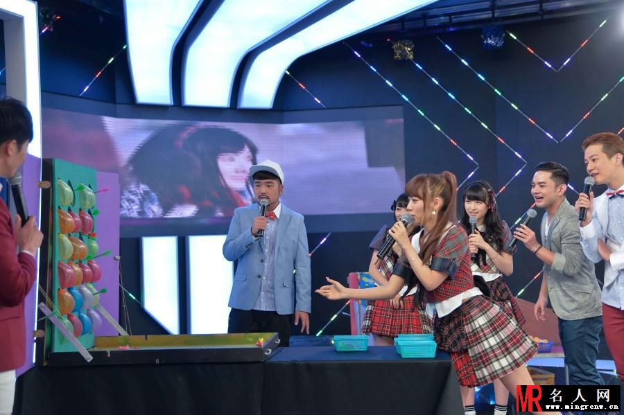 AKB48参加台湾综艺节目 现场与主持人激情互动(1)