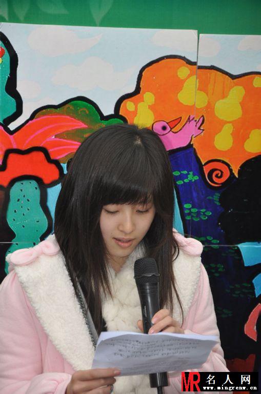 奶茶妹妹章泽天素颜亮相南京网民大型公益植树活动现场(1)