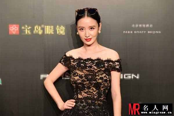 张萌蕾丝香肩全透视十分惹眼 变身时尚新宠(1)