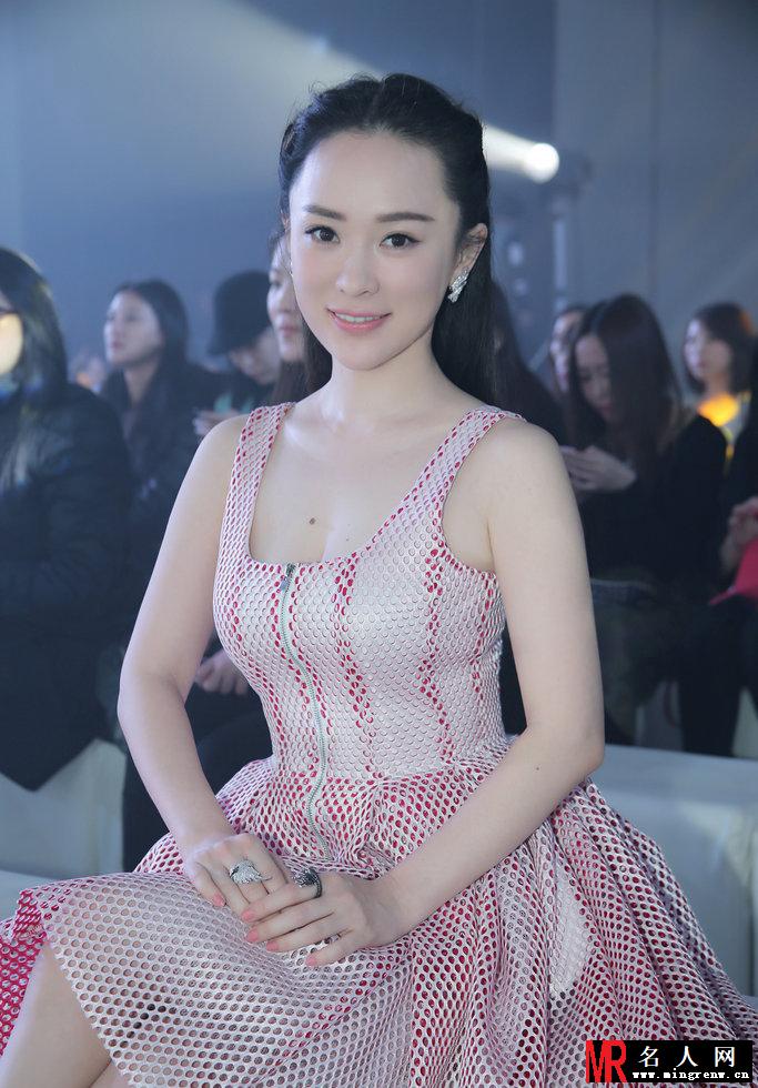 霍思燕粉裙亮相 酥胸蜂腰似少女(1)