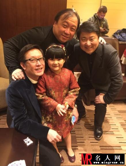 周润发环抱王诗龄 小公主尽显大牌范(1)