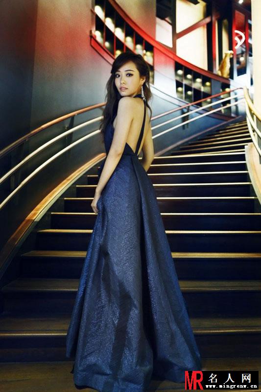 张靓颖最新写真 披华服大秀美背(1)