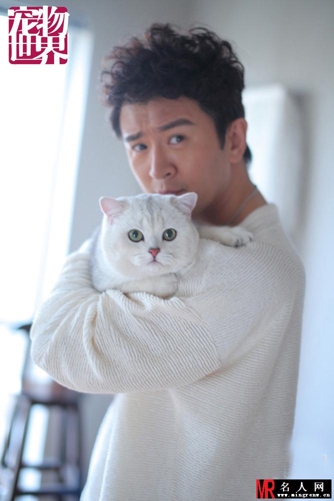 郭家铭携萌猫拍时尚大片 俏皮与萌猫惬意互动(1)