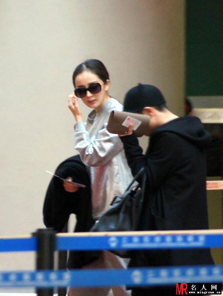 杨幂现身机场频作呕 疑为怀孕生理反应(1)