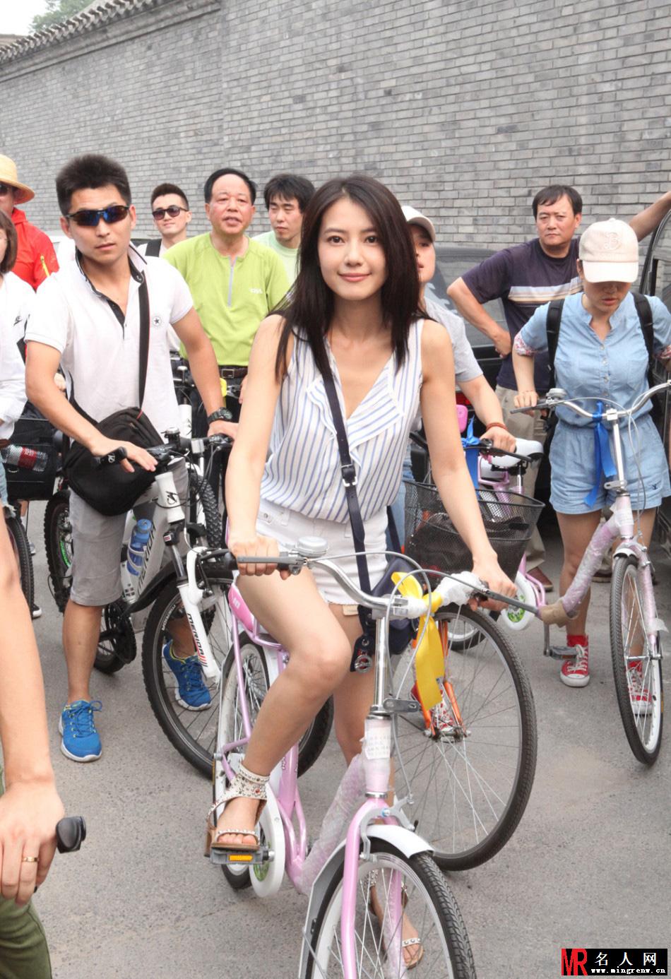 高圆圆现身北京街头 骑自行车重温青春(1)