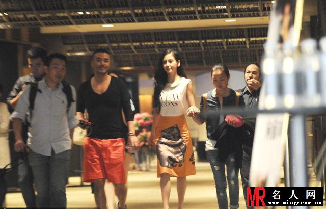 Angelababy一路被扶 与潮男热聊赶看权志龙个唱(1)