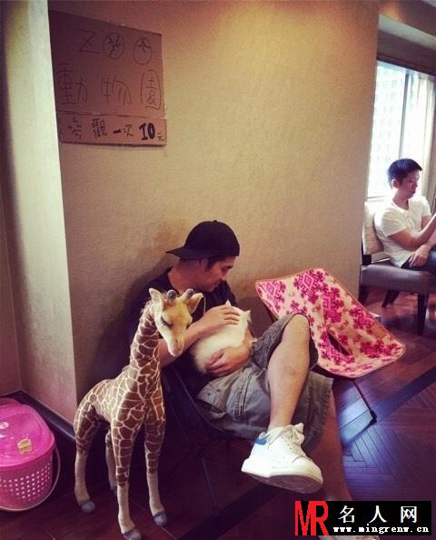 曹格女儿5岁生日似公主 嘟嘴微笑甜美可爱(1)