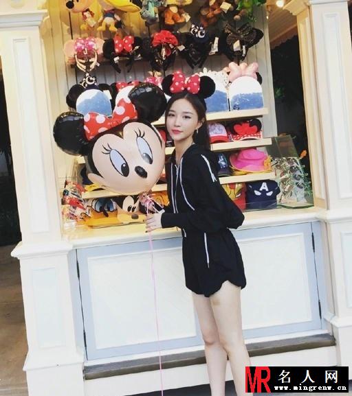 王思聪新女友曝光 嘟嘴卖萌秀美腿(1)