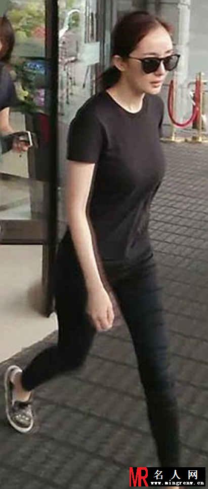 杨幂变黑衣人现身酒店 素颜黑超遮面酷帅(1)
