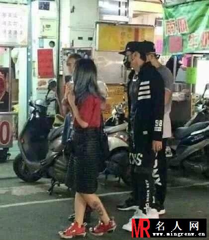 周杰伦带着新婚妻子逛夜市 昆凌身材仍姣好(1)