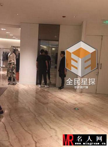 张子萱疑获陈赫母亲认可 陪同逛街(1)