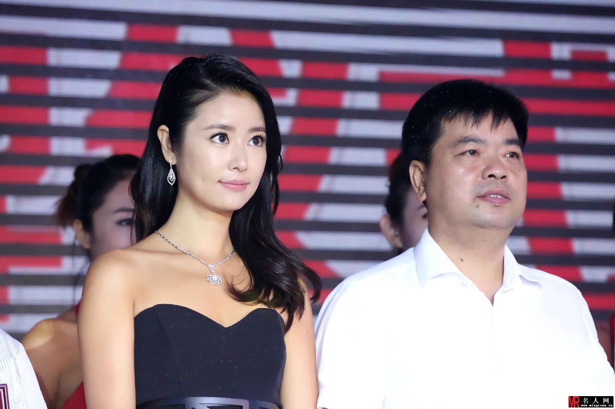 林心如出席沈阳六桂福珠宝活动会 与老总贴面热聊(1)
