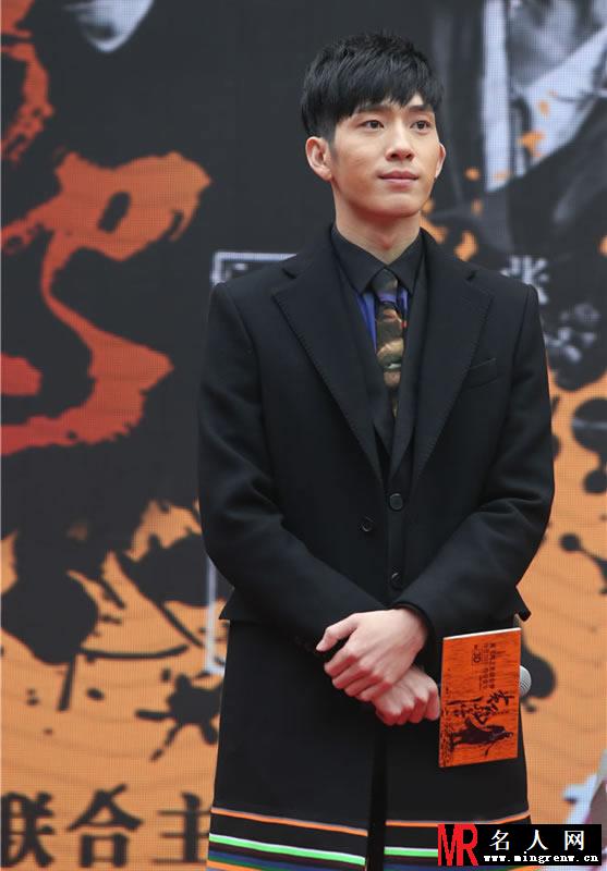 井柏然彭于晏出席《黄飞鸿》电影发布会获粉丝追捧(1)