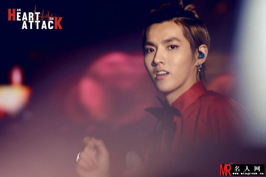 吴亦凡2013年韩国SM WEEK活动红色衬衣扎小辫颜值逆天卖力表演(1)