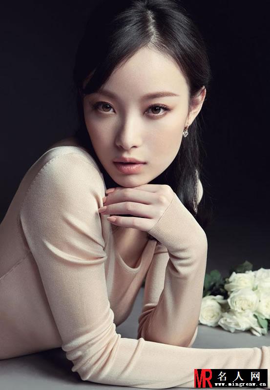 倪妮2012登北京青年周刊封面 飘逸蓝裙大秀性感美腿(1)