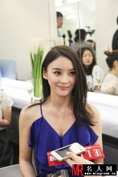 袁姗姗出席慈善活动 连体长裤尽显夏日清凉(1)