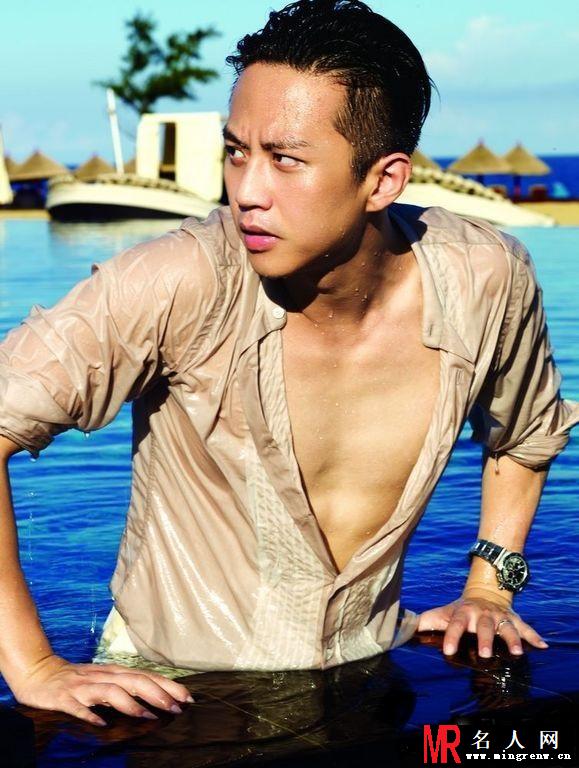 邓超婚后连登两大男刊封面 时尚大片露健硕胸肌(1)