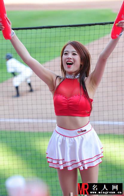 韩国女主播相聚棒球场斗艳 为了吸睛拼了！(1)