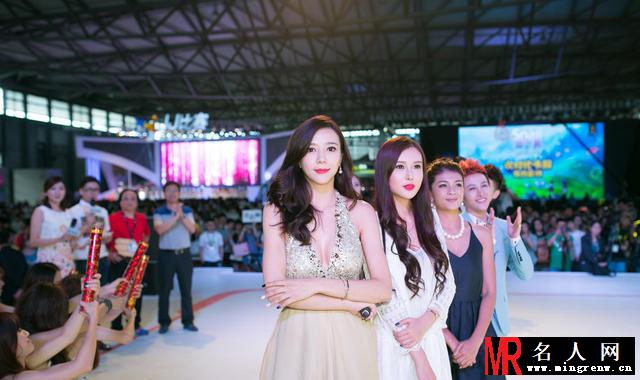 周韦彤低胸亮相ChinaJoy 豪放大笑不顾形象(1)