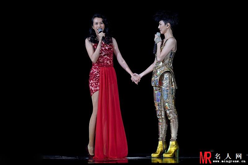 莫文蔚性感亮相孙燕姿演唱会 天后相聚情谊深(1)