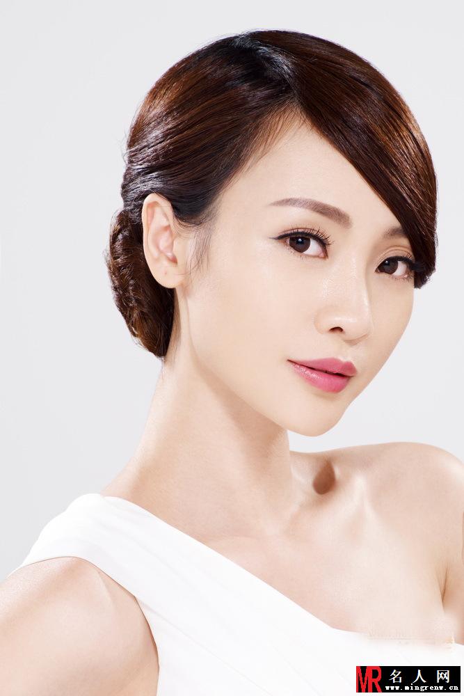 柳岩知性美妆写真曝光 温婉盘发彰显优雅气质(1)