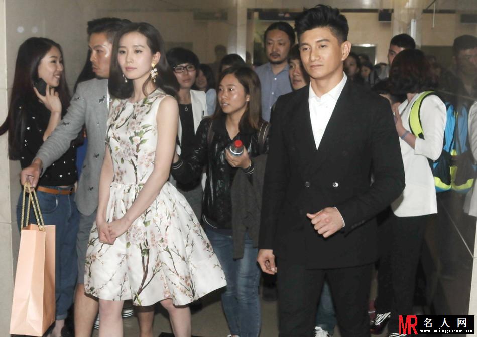 吴奇隆刘诗诗宣传新剧 遭粉丝集体围堵(1)