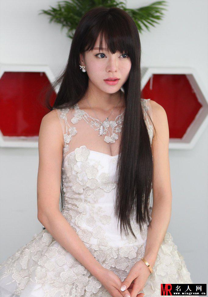 G奶女星莫绮雯透视装露深沟 记者会上洒泪(1)