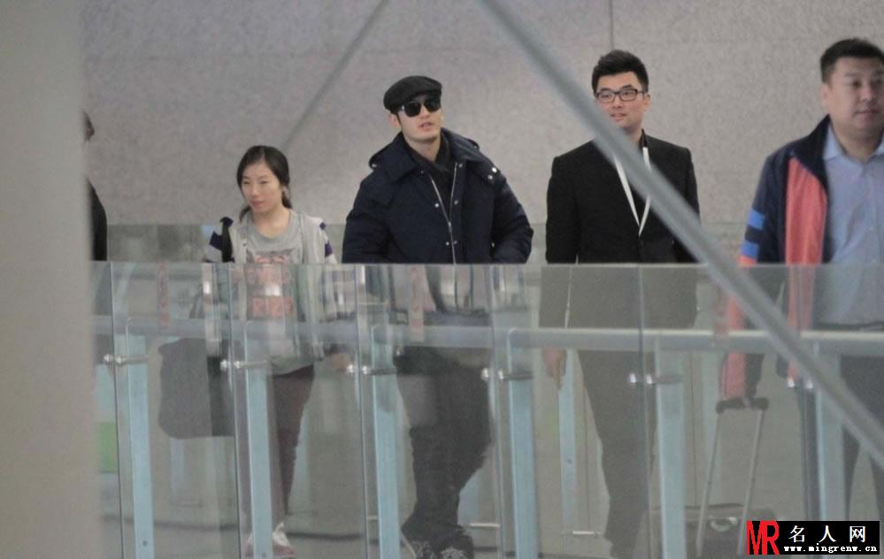 黄晓明AngelaBaby机场约会 甜蜜破分手传闻(1)