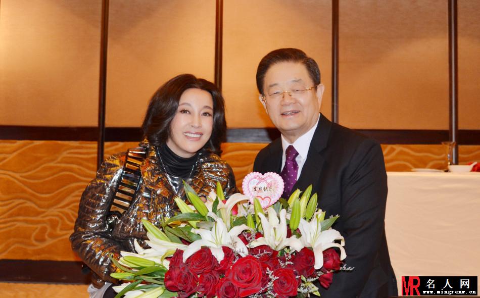 刘晓庆婚后首次庆生现场照曝光 与丈夫大秀恩爱(1)