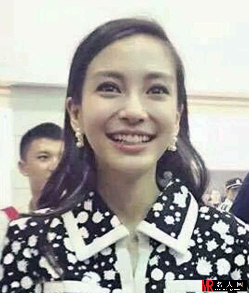 Angleababy碎花衫清新甜美现身上海机场(1)