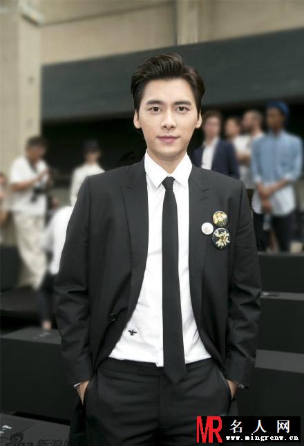 李易峰参加某品牌2016夏季系列发布会现场时尚帅气(1)