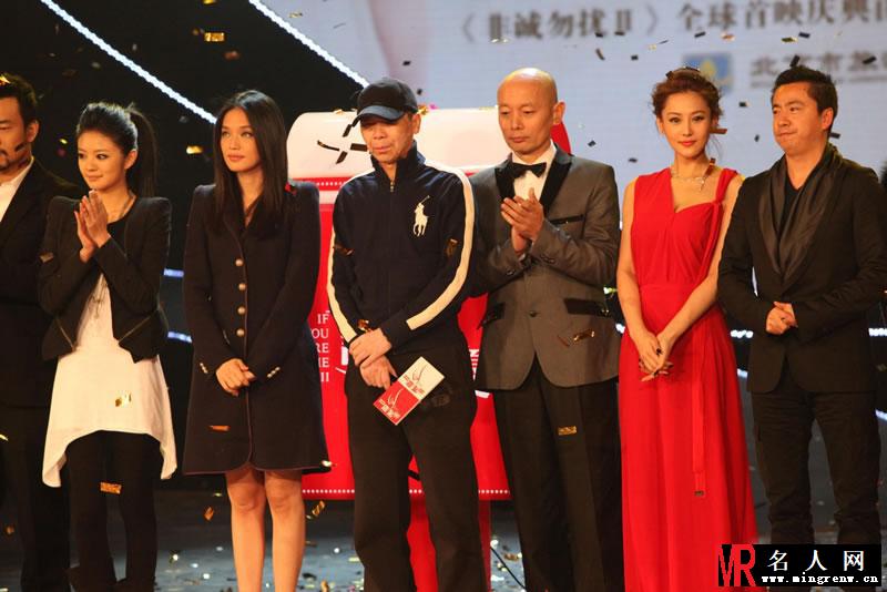 张馨予与剧组演员合照合辑 心情愉悦笑容甜美(1)