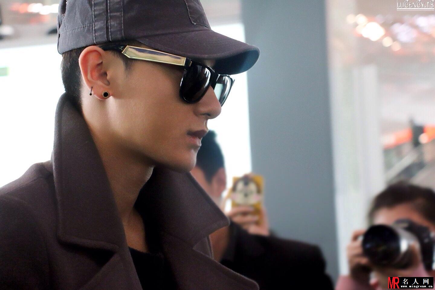2014年11月EXO北京飞韩国机场写真黄子韬图片写真潮范十足(1)