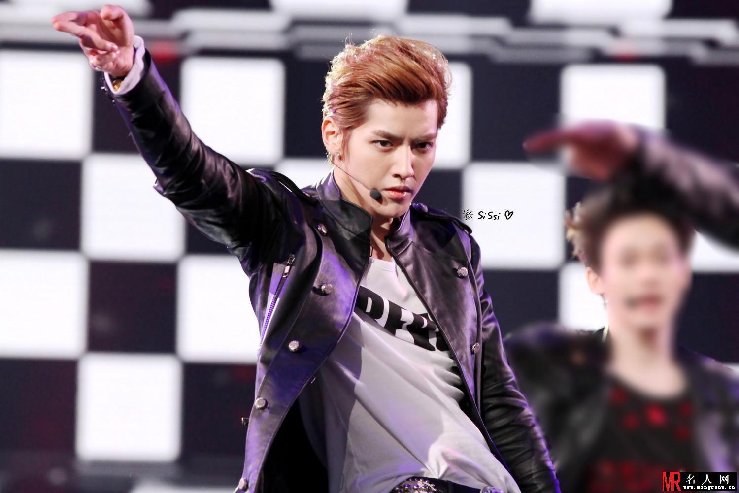 2013年吴亦凡CCTV网络春晚录制 颜值太高粉丝尖叫(1)