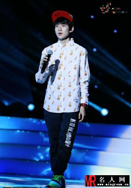 TFBOYS获得奖项 倾情演唱并与王力宏合照(1)