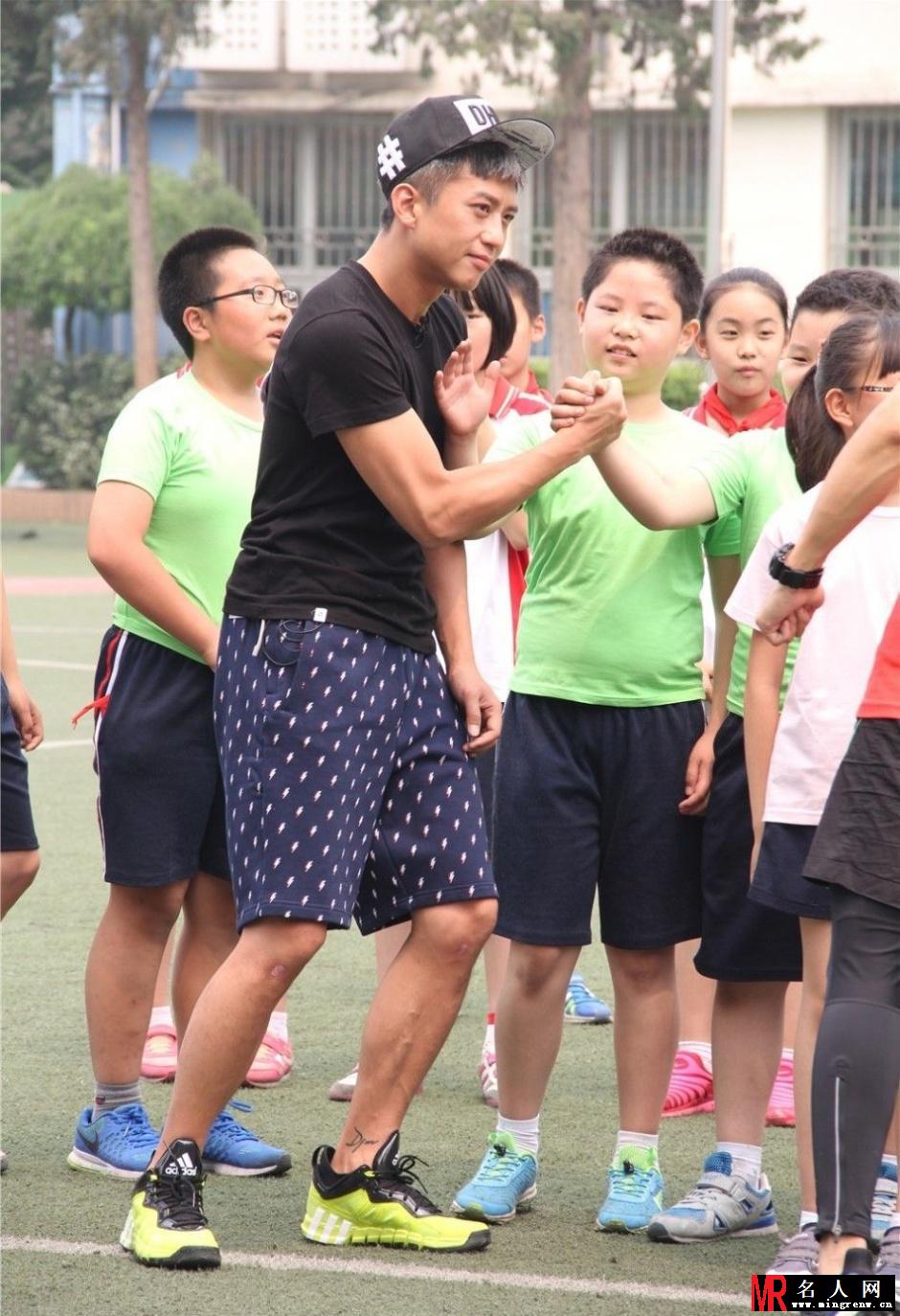 邓超到小学当“插班生”跟小学生玩撕名牌(1)