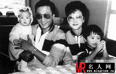 谢霆锋新全家福曝光 兄妹继承优良血统美呆了(1)