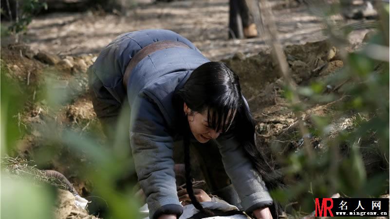 电视剧二炮手最新剧照 海清手刨墓地(1)