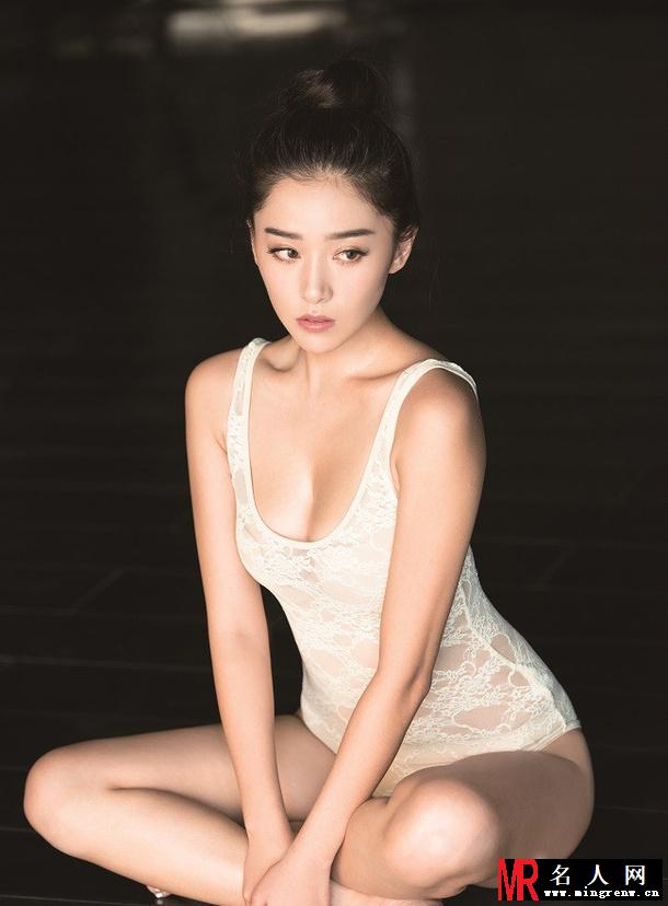 阚清子魅惑登男人装 火辣身姿引人遐想(1)