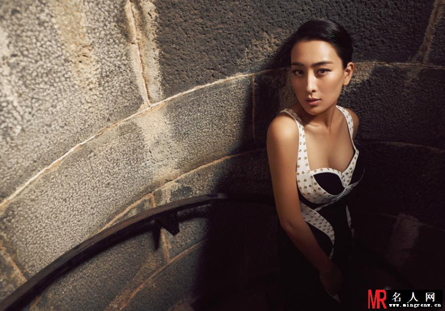 马苏复古写真 紧身连衣裙修饰曼妙曲线(1)